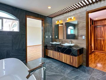 Casa en venta en Metepec con 4 habitaciones y diseño Californiano