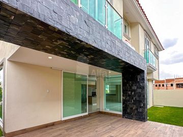 Casa en venta en Metepec con 4 habitaciones y diseño Californiano