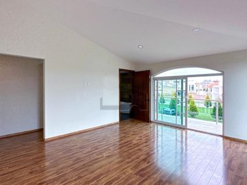 Casa en venta en Metepec con 4 habitaciones y diseño Californiano