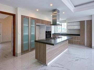 Casa en venta en Metepec con 4 habitaciones y diseño Californiano