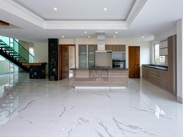 Casa en venta en Metepec con 4 habitaciones y diseño Californiano