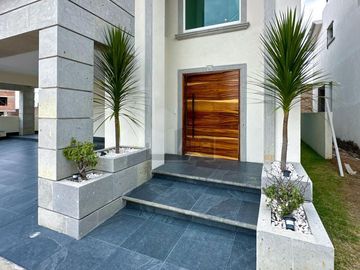 Casa en venta en Metepec con 4 habitaciones y diseño Californiano