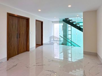 Casa en venta en Metepec con 4 habitaciones y diseño Californiano