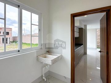 Casa en venta en Metepec con 4 habitaciones y diseño Californiano
