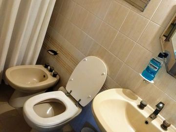 Vicente López - Sólido Chalet de 6 amb en 3 Plantas .- Amplio jardín, con Piscina!