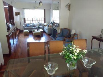 Vicente López - Sólido Chalet de 6 amb en 3 Plantas .- Amplio jardín, con Piscina!