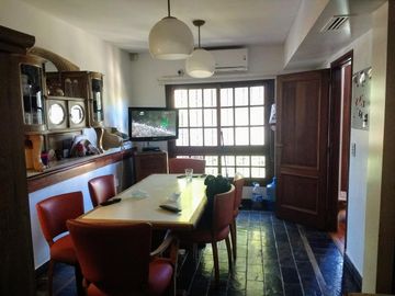 Vicente López - Sólido Chalet de 6 amb en 3 Plantas .- Amplio jardín, con Piscina!