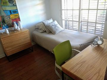 Vicente López - Sólido Chalet de 6 amb en 3 Plantas .- Amplio jardín, con Piscina!
