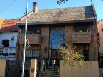 Vicente López - Sólido Chalet de 6 amb en 3 Plantas .- Amplio jardín, con Piscina!