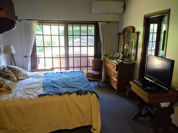 Vicente López - Sólido Chalet de 6 amb en 3 Plantas .- Amplio jardín, con Piscina!