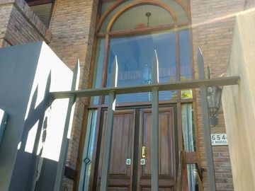 Vicente López - Sólido Chalet de 6 amb en 3 Plantas .- Amplio jardín, con Piscina!