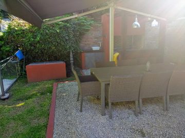 Vicente López - Sólido Chalet de 6 amb en 3 Plantas .- Amplio jardín, con Piscina!