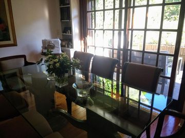 Vicente López - Sólido Chalet de 6 amb en 3 Plantas .- Amplio jardín, con Piscina!