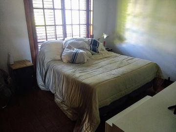 Vicente López - Sólido Chalet de 6 amb en 3 Plantas .- Amplio jardín, con Piscina!