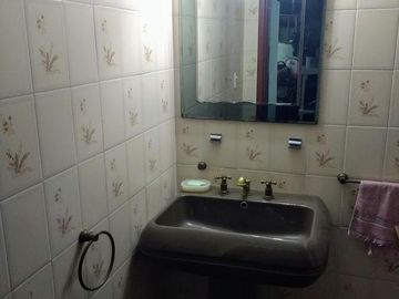 Vicente López - Sólido Chalet de 6 amb en 3 Plantas .- Amplio jardín, con Piscina!