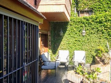 Vicente López - Sólido Chalet de 6 amb en 3 Plantas .- Amplio jardín, con Piscina!