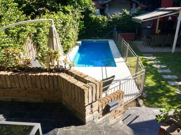 Vicente López - Sólido Chalet de 6 amb en 3 Plantas .- Amplio jardín, con Piscina!