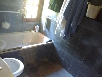 Vicente López - Sólido Chalet de 6 amb en 3 Plantas .- Amplio jardín, con Piscina!