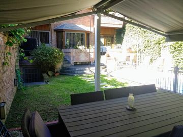 Vicente López - Sólido Chalet de 6 amb en 3 Plantas .- Amplio jardín, con Piscina!
