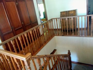 Vicente López - Sólido Chalet de 6 amb en 3 Plantas .- Amplio jardín, con Piscina!