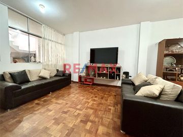 🌟 ¡VIVE DE ALQUILERES! 🌟

🏢EDIFICIO EN VENTA 
✅Incluye 2 departamentos, 8 cuartos extras y una cochera.
 📍Ubicado en Monserrate, a media cuadra de