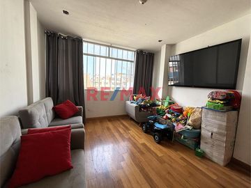 🌟 ¡VIVE DE ALQUILERES! 🌟

🏢EDIFICIO EN VENTA 
✅Incluye 2 departamentos, 8 cuartos extras y una cochera.
 📍Ubicado en Monserrate, a media cuadra de
