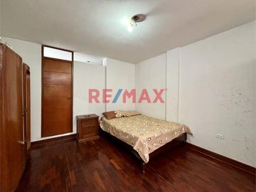 🌟 ¡VIVE DE ALQUILERES! 🌟

🏢EDIFICIO EN VENTA 
✅Incluye 2 departamentos, 8 cuartos extras y una cochera.
 📍Ubicado en Monserrate, a media cuadra de