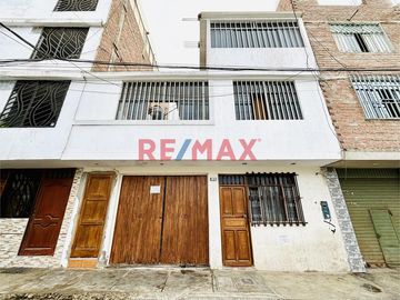 🌟 ¡VIVE DE ALQUILERES! 🌟

🏢EDIFICIO EN VENTA 
✅Incluye 2 departamentos, 8 cuartos extras y una cochera.
 📍Ubicado en Monserrate, a media cuadra de
