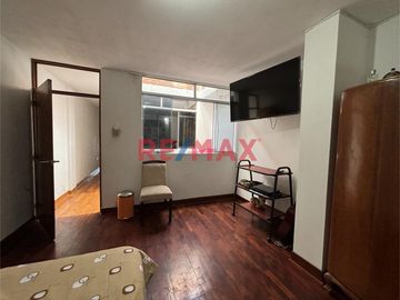 🌟 ¡VIVE DE ALQUILERES! 🌟

🏢EDIFICIO EN VENTA 
✅Incluye 2 departamentos, 8 cuartos extras y una cochera.
 📍Ubicado en Monserrate, a media cuadra de