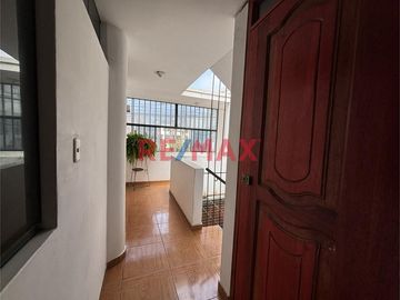 🌟 ¡VIVE DE ALQUILERES! 🌟

🏢EDIFICIO EN VENTA 
✅Incluye 2 departamentos, 8 cuartos extras y una cochera.
 📍Ubicado en Monserrate, a media cuadra de