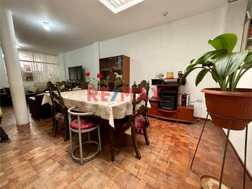 🌟 ¡VIVE DE ALQUILERES! 🌟

🏢EDIFICIO EN VENTA 
✅Incluye 2 departamentos, 8 cuartos extras y una cochera.
 📍Ubicado en Monserrate, a media cuadra de