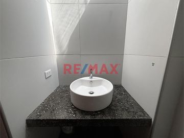 🌟 ¡VIVE DE ALQUILERES! 🌟

🏢EDIFICIO EN VENTA 
✅Incluye 2 departamentos, 8 cuartos extras y una cochera.
 📍Ubicado en Monserrate, a media cuadra de
