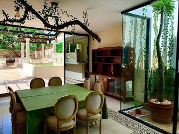 Casa con alberca privada, doble altura, jardin interior, bar con columpios, cerc
