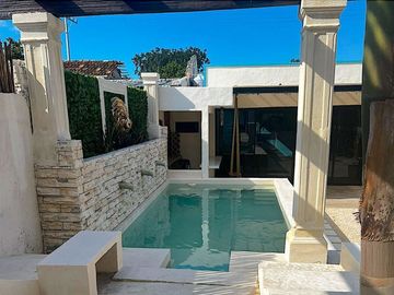 Casa con alberca privada, doble altura, jardin interior, bar con columpios, cerc