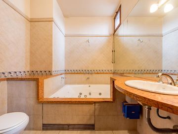 Venta Casa Con Pileta Quincho 4 Dormitorios c/ cochera - Arroyito, Rosario