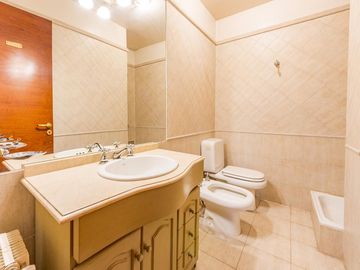 Venta Casa Con Pileta Quincho 4 Dormitorios c/ cochera - Arroyito, Rosario