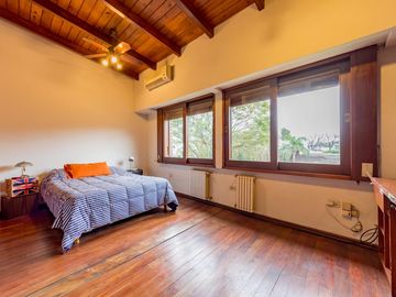 Venta Casa Con Pileta Quincho 4 Dormitorios c/ cochera - Arroyito, Rosario