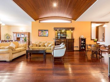 Venta Casa Con Pileta Quincho 4 Dormitorios c/ cochera - Arroyito, Rosario
