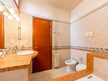 Venta Casa Con Pileta Quincho 4 Dormitorios c/ cochera - Arroyito, Rosario
