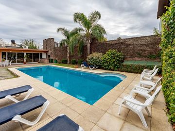 Venta Casa Con Pileta Quincho 4 Dormitorios c/ cochera - Arroyito, Rosario