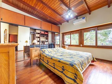 Venta Casa Con Pileta Quincho 4 Dormitorios c/ cochera - Arroyito, Rosario