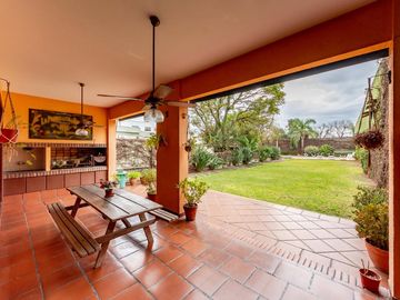 Venta Casa Con Pileta Quincho 4 Dormitorios c/ cochera - Arroyito, Rosario