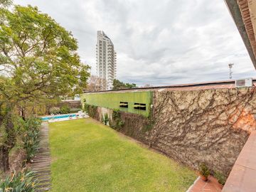 Venta Casa Con Pileta Quincho 4 Dormitorios c/ cochera - Arroyito, Rosario