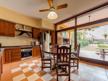Venta Casa Con Pileta Quincho 4 Dormitorios c/ cochera - Arroyito, Rosario