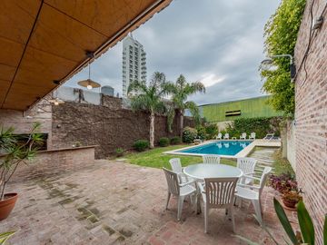 Venta Casa Con Pileta Quincho 4 Dormitorios c/ cochera - Arroyito, Rosario