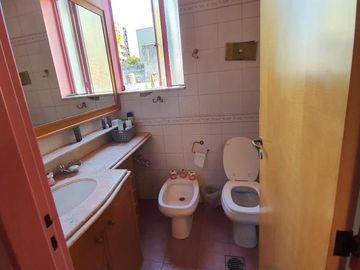 Casa amplia con cochera - Quincho y parrillero  - Lourdes