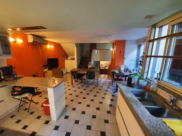 Casa amplia con cochera - Quincho y parrillero  - Lourdes