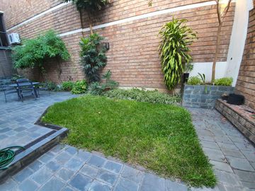 Casa amplia con cochera - Quincho y parrillero  - Lourdes