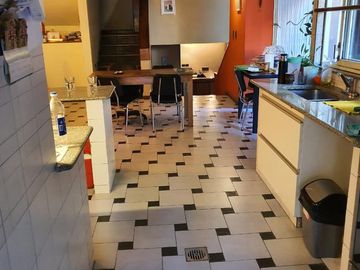 Casa amplia con cochera - Quincho y parrillero  - Lourdes