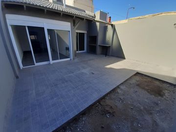 EXCELENTE departamento PLANTA BAJA, 2 dormitorios con cochera
